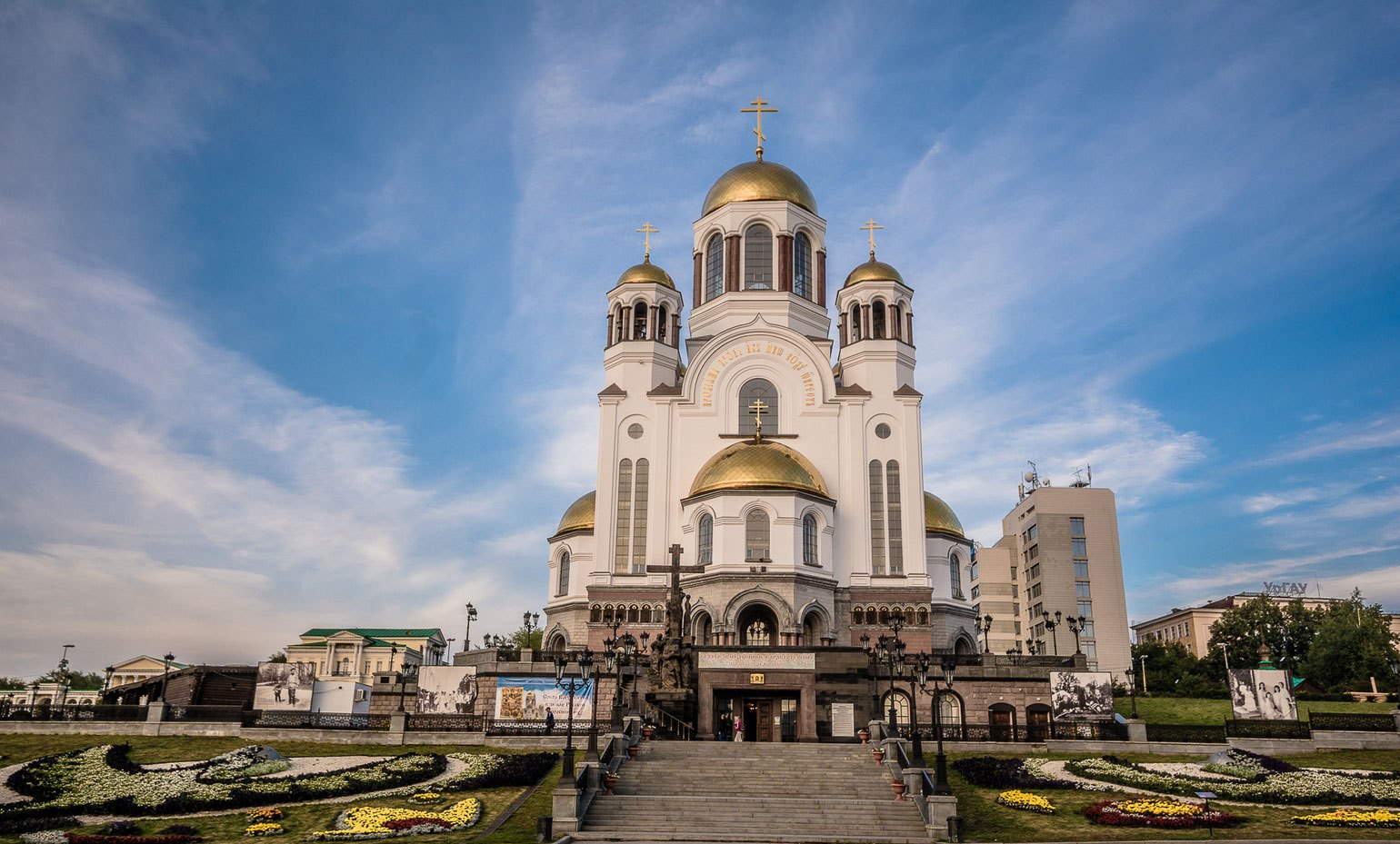 Церковь екатеринбург. Храм на крови Екатеринбург. Храм памятник на крови Екатеринбург. Храм Романовых в Екатеринбурге. Храм в Екатеринбурге на месте расстрела царской семьи.