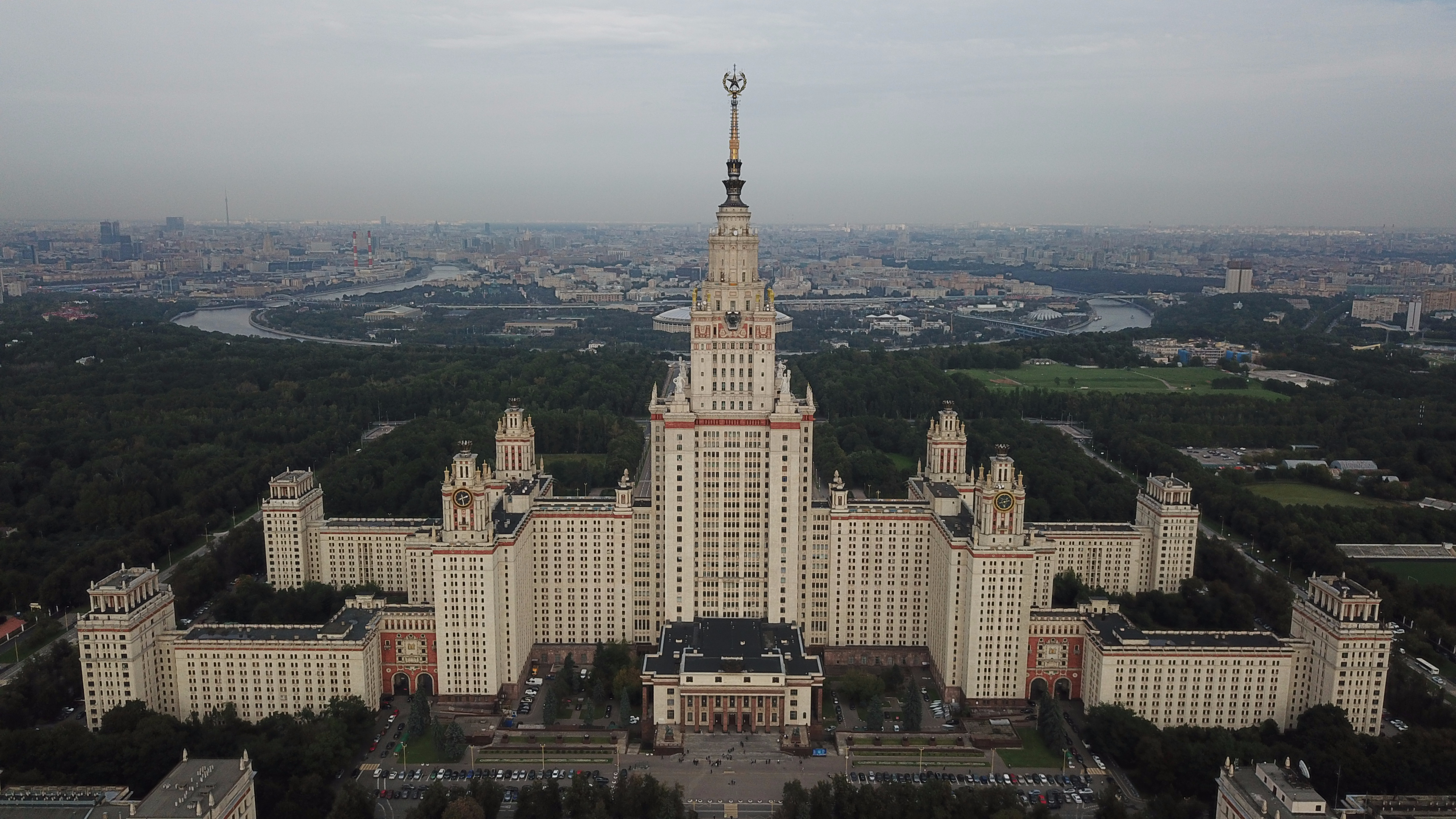 Квартира москва мгу. Сталинские высотки МГУ. Москва высотка МГУ. МГУ на Воробьевых горах. МГУ на Ленинских горах.